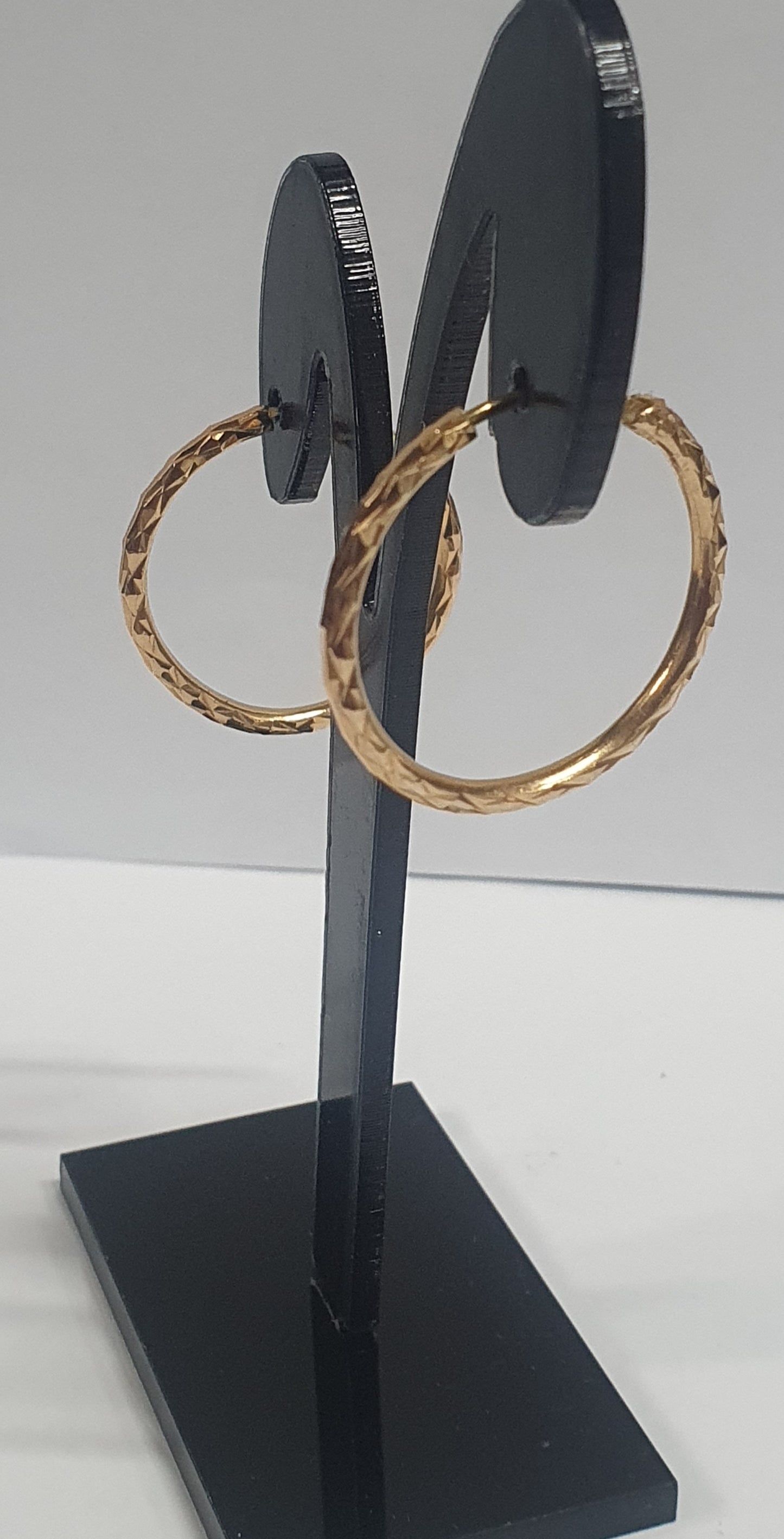 18ct gold hoop earing