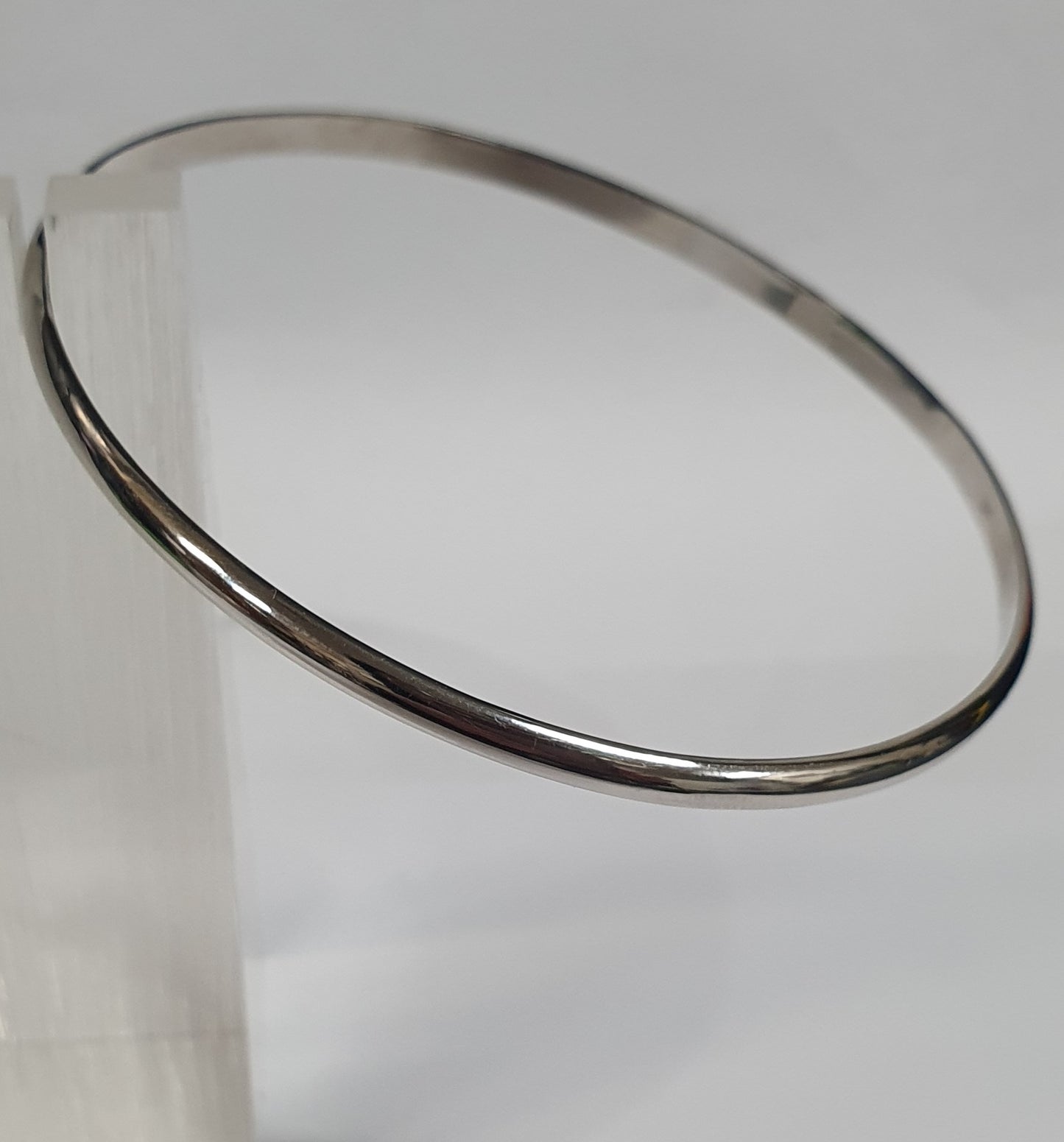 New 9ct white gold bangle